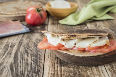 Piadina tipik İtalyan yemeği.