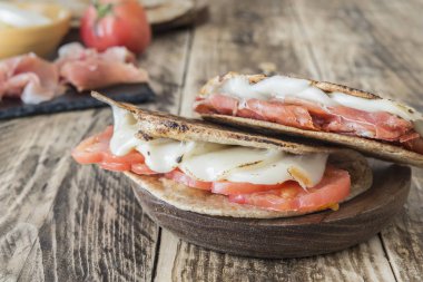 Piadina tipik İtalyan yemeği.