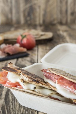 Piadina tipik İtalyan yemeği.