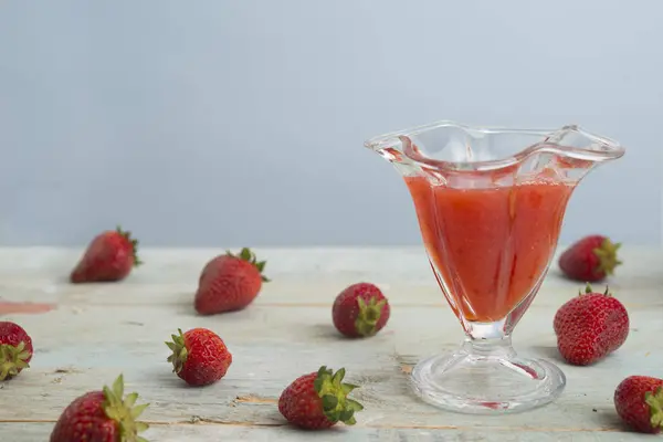 Water met aardbeien — Stockfoto