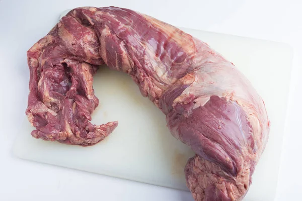 Сира яловичина ізольована на білому тлі — стокове фото