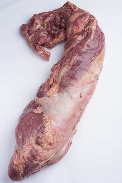 Carne cruda aislada sobre fondo blanco — Foto de Stock
