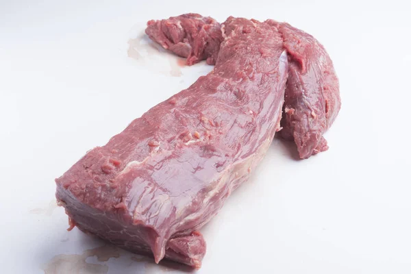 Carne cruda aislada sobre fondo blanco — Foto de Stock