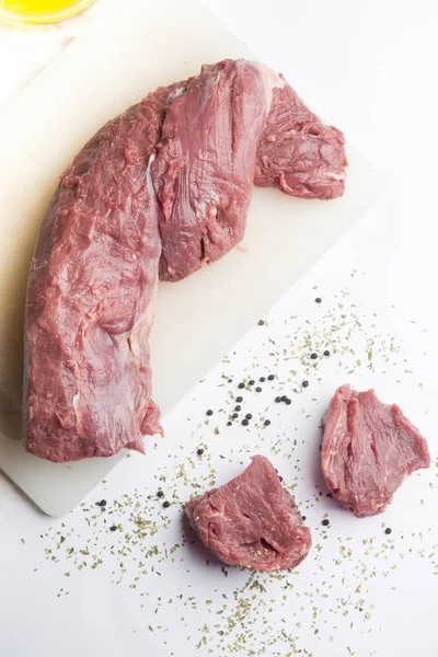Rauw rundvlees geïsoleerd op witte achtergrond — Stockfoto