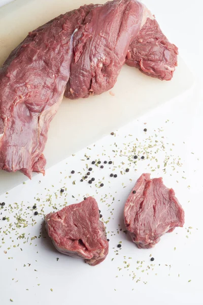 Rauw rundvlees geïsoleerd op witte achtergrond — Stockfoto