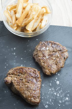 Pişmiş şatobriyan bifteği ve patates püresi.