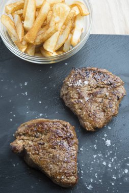 Pişmiş şatobriyan bifteği ve patates püresi.