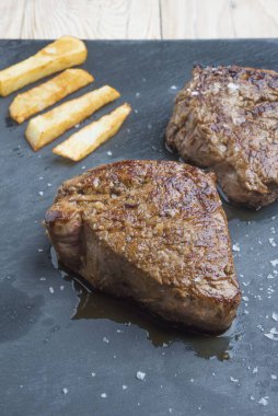 Pişmiş şatobriyan bifteği ve patates püresi.