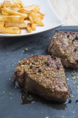 Pişmiş şatobriyan bifteği ve patates püresi.