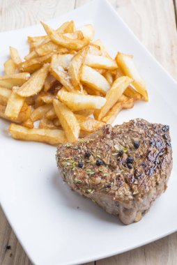 Rustik ızgara biftek ile kızarmış patates