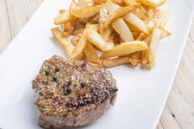 Rustik ızgara biftek ile kızarmış patates