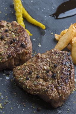 Baharatlı ve taze otlu ızgara biftek.