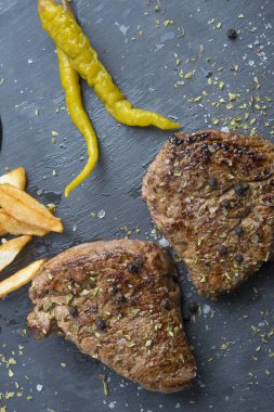 Baharatlı ve taze otlu ızgara biftek.