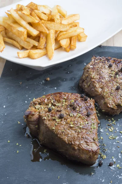 Filete de chateaubriand de carne cocida con papas troceadas en p — Foto de Stock