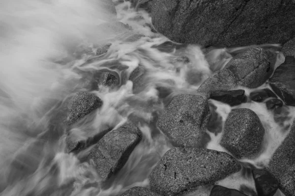 波は、曇りの朝に岩だらけの頑丈な海岸線に衝突します。 — ストック写真