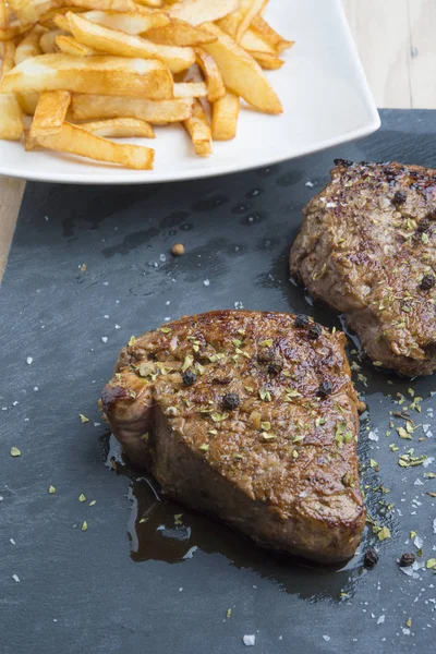 Filete de chateaubriand de carne cocida con papas troceadas en p —  Fotos de Stock