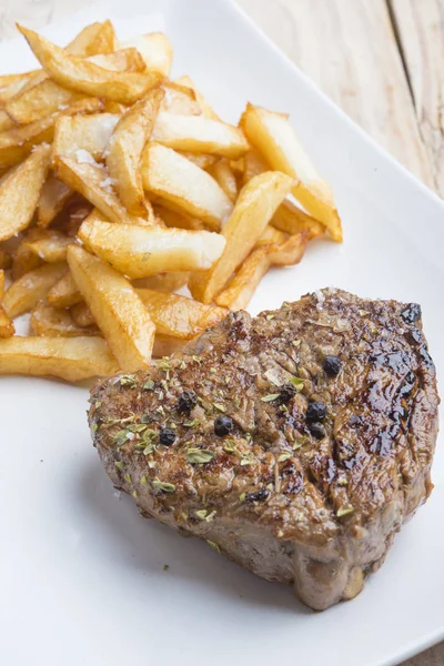 Bife grelhado rústico com batatas fritas — Fotografia de Stock