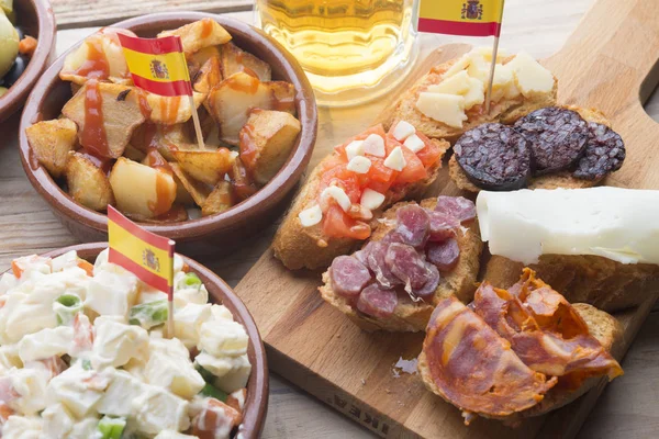 Tapas typowe jedzenie w Hiszpanii — Zdjęcie stockowe