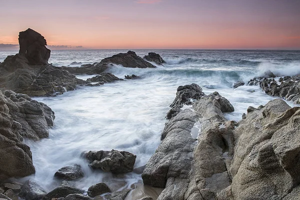 Piedra en la orilla del mar — Foto de Stock