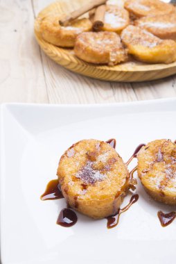 Torrijas tabağı, tipik İspanyol yemeği.