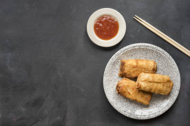 Tabakta kızarmış Tayland böreği.