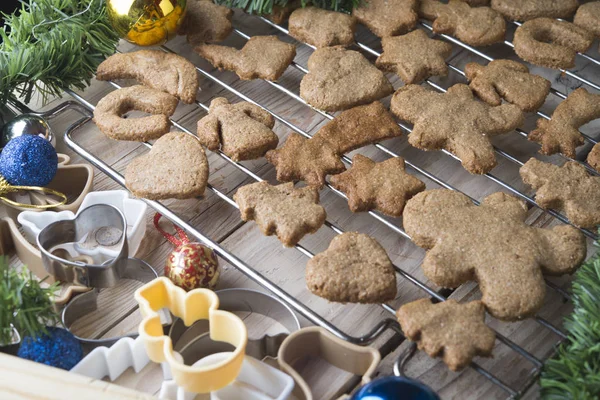 Backing biscuits for christmas — Stock Photo, Image