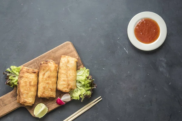 Vegetarische Frühlingsrolle mit süßer Sauce — Stockfoto