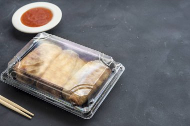 Kızarmış sebzeli börek ve taze malzemeler.