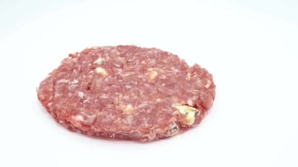 Hamburger Crudo Con Formaggio Isolato — Video Stock