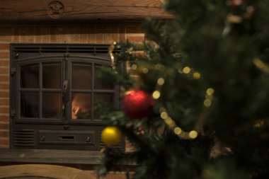 Noel süsleri ve şömine.