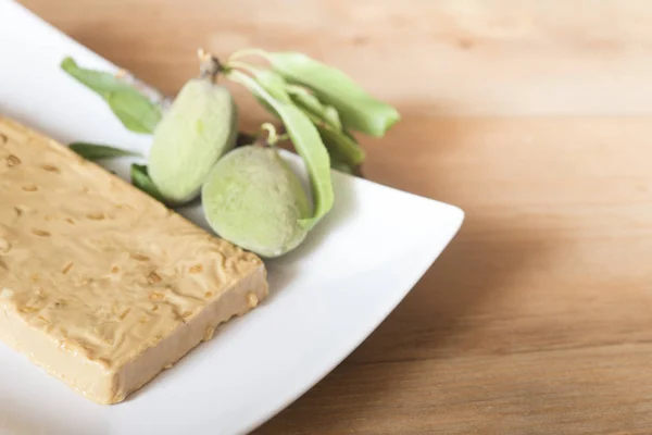 Spaanse amandel nougat op houten tafel (zoete kerst) — Stockfoto