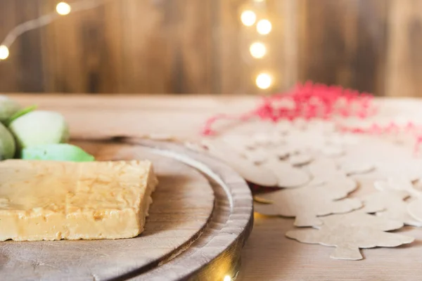 Turrón de almendras español sobre mesa de madera (dulce navidad) ) — Foto de Stock