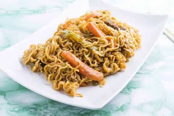 Noodles and vegetables — Stock Photo, Image
