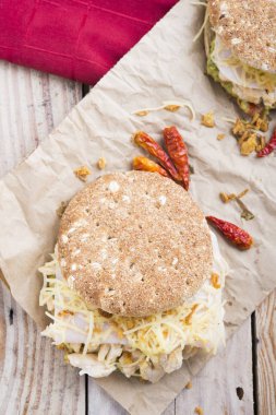 Tavuklu sandviç ve guacamole, peynir..