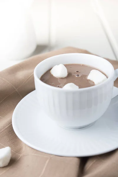 Kakaogetränk mit Marshmallows — Stockfoto