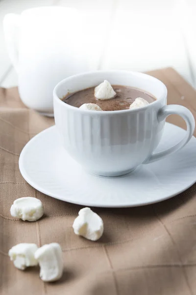 Kakaogetränk mit Marshmallows — Stockfoto