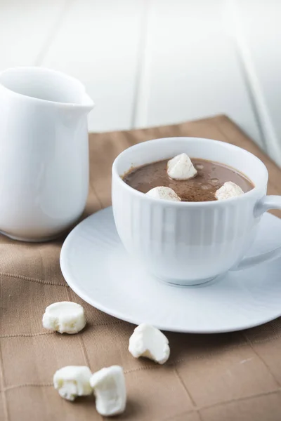 Kakaogetränk mit Marshmallows — Stockfoto