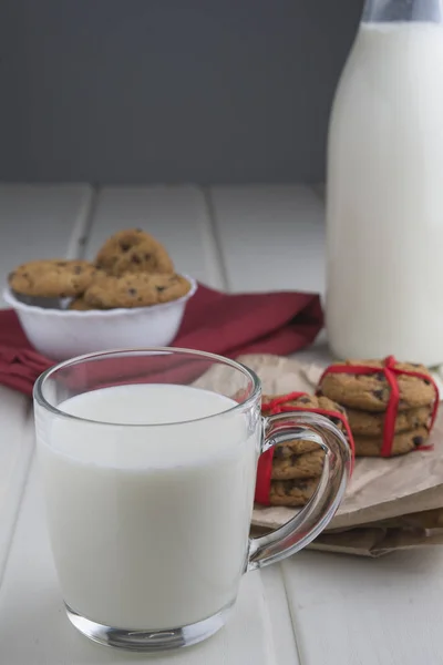 Bouteille de lait rétro très sucrée avec biscuit sur une vieille table — Photo