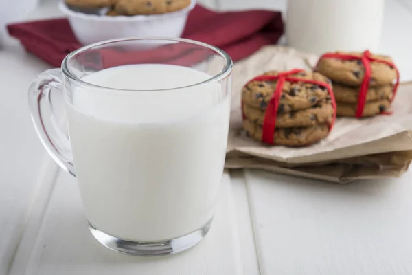 Sticlă retro foarte dulce de lapte cu cookie-uri pe masa veche — Fotografie, imagine de stoc