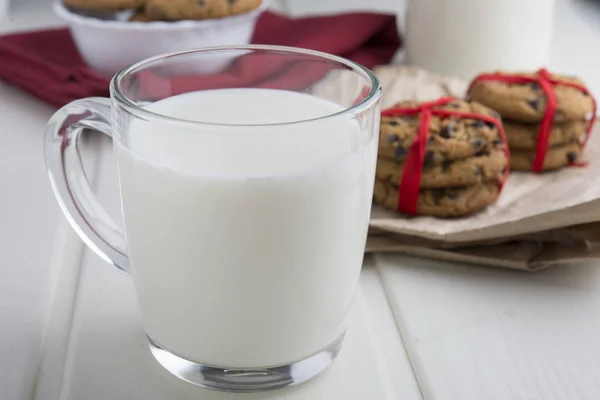 Botella de leche retro muy dulce con galleta en la mesa vieja —  Fotos de Stock