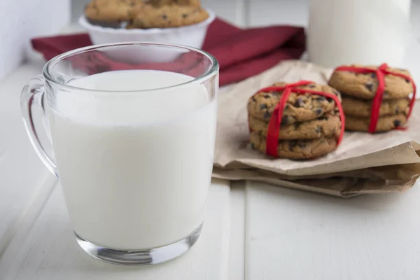 Sticlă retro foarte dulce de lapte cu cookie-uri pe masa veche — Fotografie, imagine de stoc