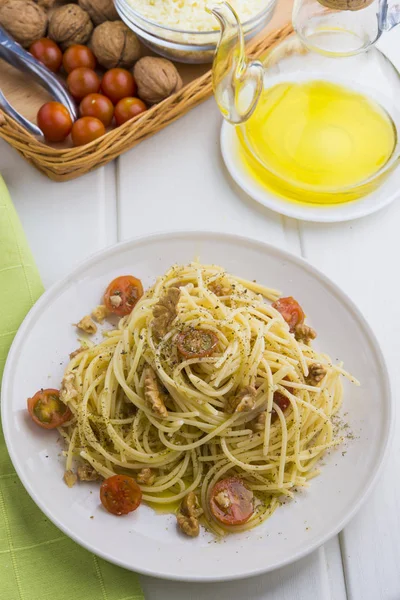 Spaghettis with ingredients — Stock Photo, Image