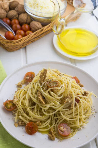 Спагетті з інгредієнтами — стокове фото