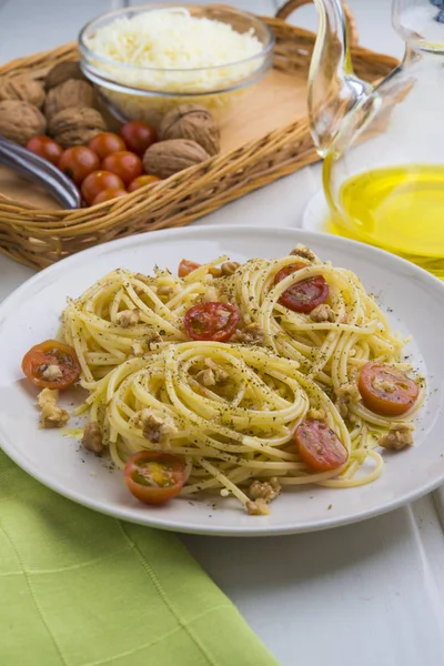 Spaghetti con ingredienti — Foto Stock