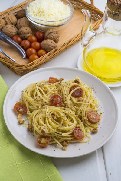 Espaguete com ingredientes — Fotografia de Stock