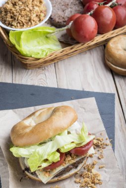 Yutucu maddeli hamburger.