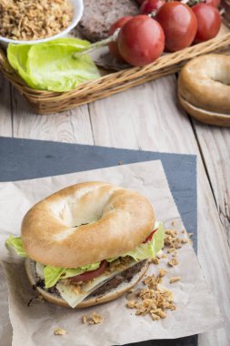 Yutucu maddeli hamburger.