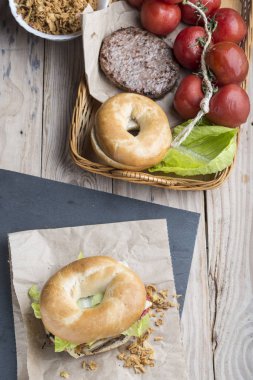 Yutucu maddeli hamburger.