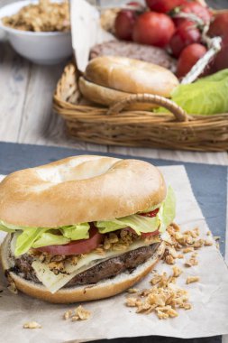 Yutucu maddeli hamburger.