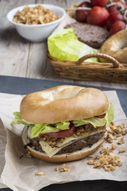 Yutucu maddeli hamburger.